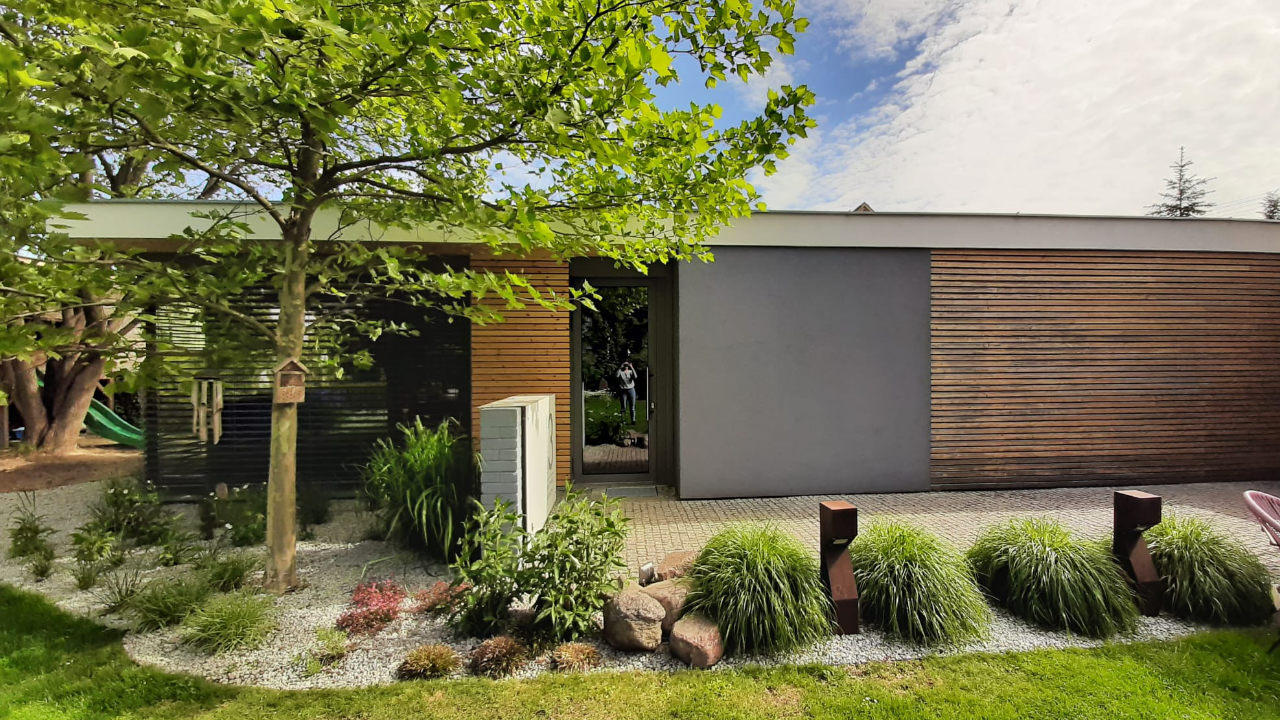 Gartenhaus-Büro mit Holzfassade, Corten-Leuchten