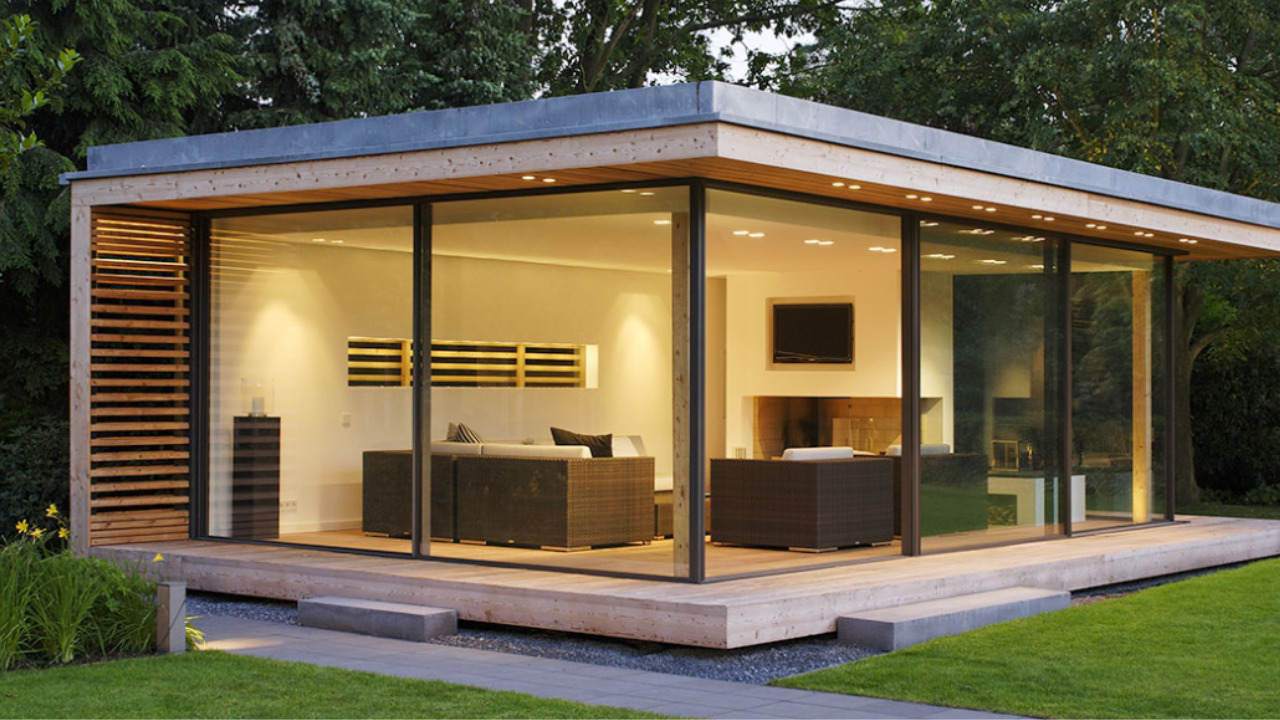 Gartenhaus-Büro mit großen Glasfenstern