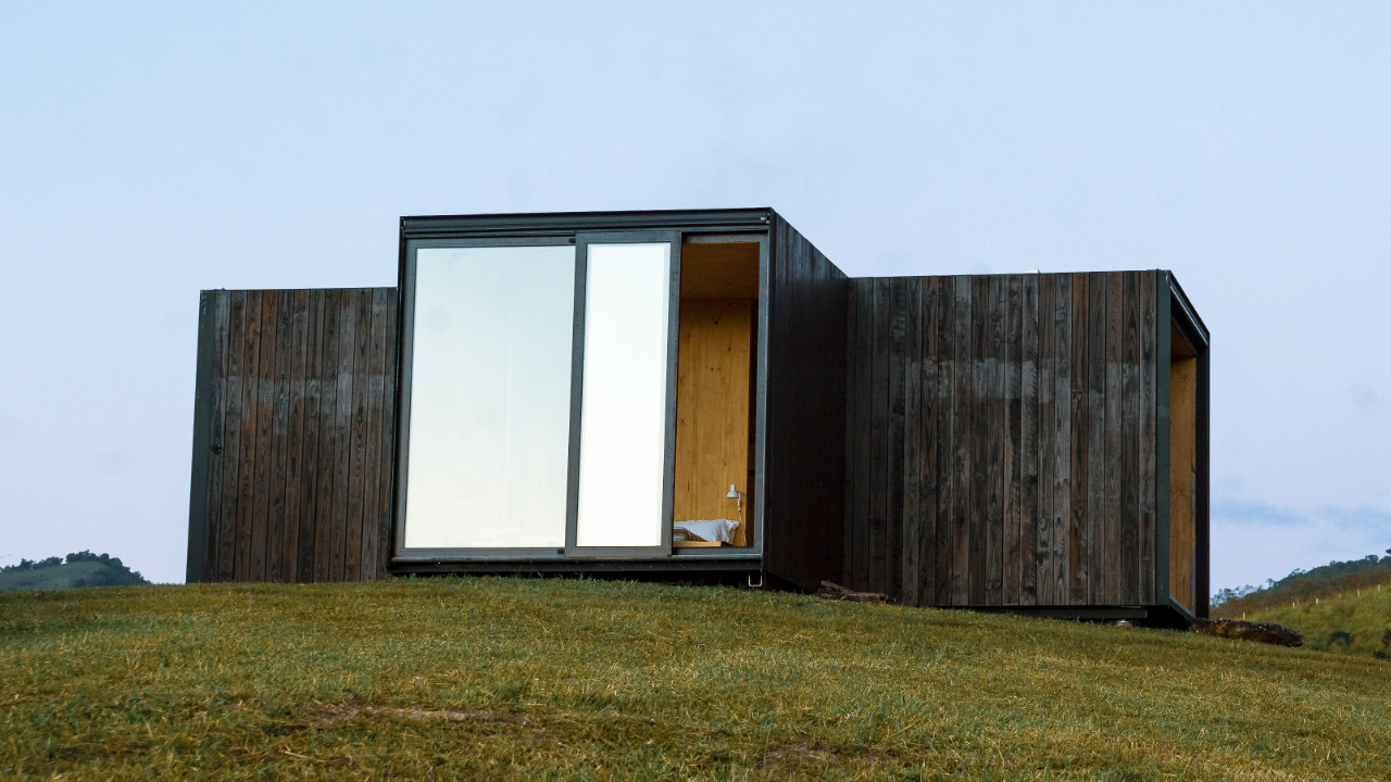 Gartenhaus-Büro mit Holzverkleidung, in Hanglage