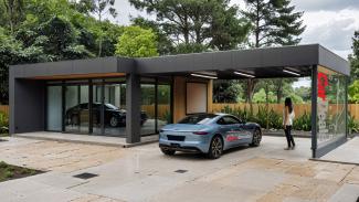 Kompaktes, modulares Autohaus mit Carport und Dachterrasse